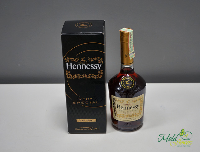 Cognac Hennessy in a box 1 l photo